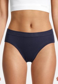 Marineblaue Baumwollbriefs mit glatter Textur, mittelhohem Bund und minimalen Nähten für zusätzlichen Komfort. Keine sichtbaren Muster oder Metallteile.
