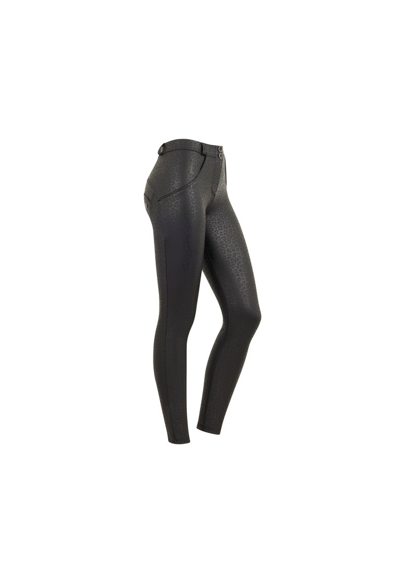 Leggings neri con una stampa leopardata testurizzata, caratterizzati da un design aderente, vita alta e due tasche posteriori con accenti hardware minimi.