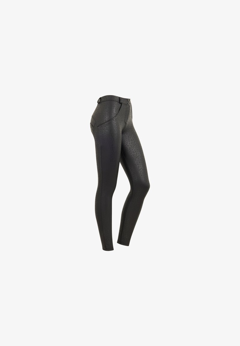 Leggings neri con una stampa leopardata testurizzata, caratterizzati da un design aderente, vita alta e due tasche posteriori con accenti hardware minimi.