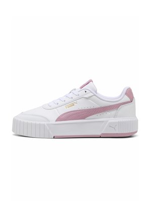 Hvid lavtop sneaker med tyk sål, pink stribe langs siden, guld Puma-logo og pink detaljer på tunge og hæl.