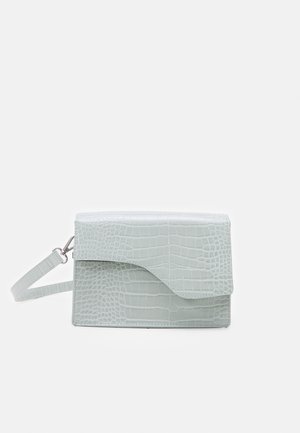 Petit sac à main rectangulaire gris clair avec texture crocodile et une sangle de poignet amovible sur un fond uni.
