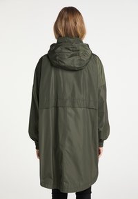 Chaqueta con capucha en color caqui, de ajuste holgado, puños elásticos y silueta de longitud media. Textura lisa y diseño minimalista.