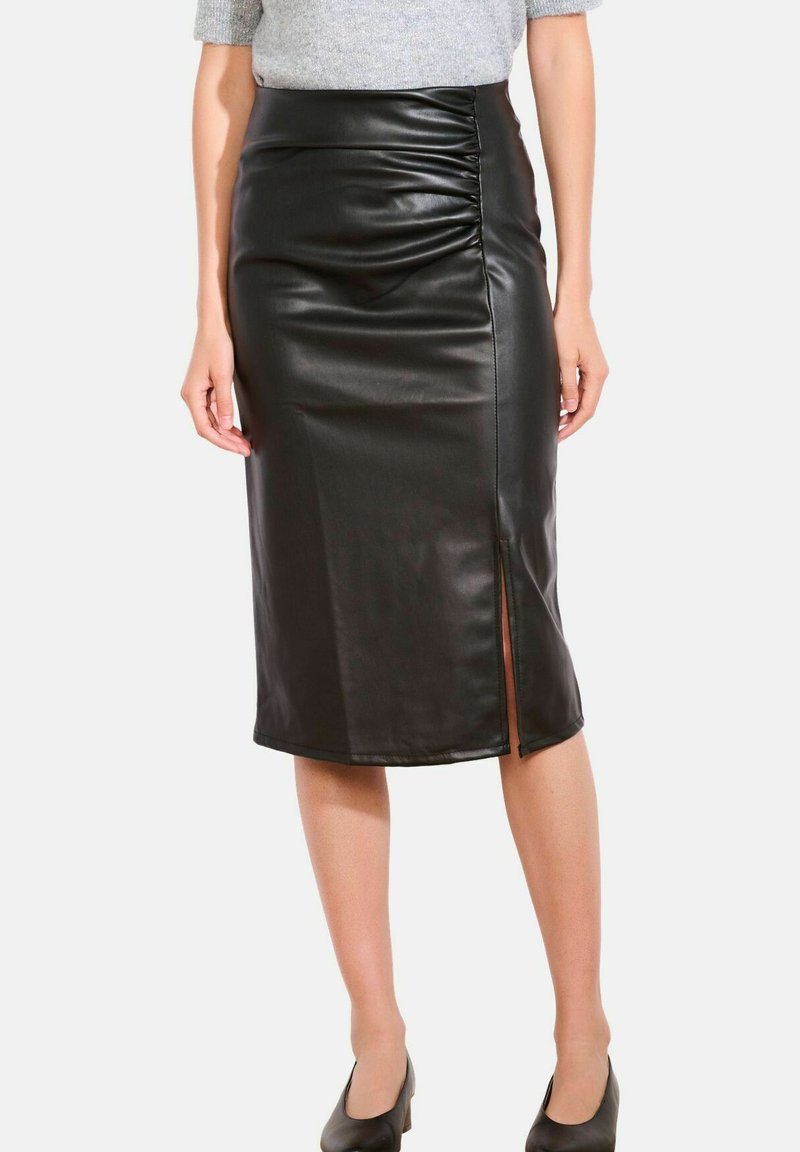 Zwarte leren midi-rok met geplooide details bij de taille en een zijsplit. De gladde textuur benadrukt het aansluitende ontwerp.