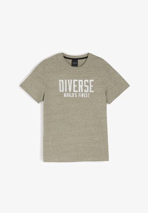 Szara koszulka z krótkim rękawem z białym napisem "NAJLEPSZE GOŚCINNE ŚWIATA" na klatce piersiowej. Wykonana z miękkiego, teksturowanego materiału o klasycznym kroju.