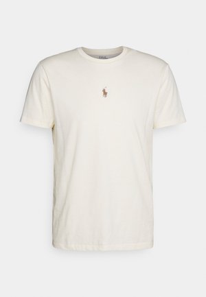 Kremowy bawełniany t-shirt z okrągłym dekoltem. Posiada małe haftowane logo na piersi. Krótkie rękawy i luźny krój. Miękka faktura.