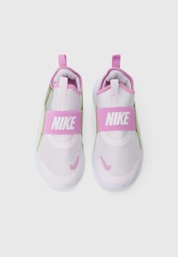 Παπούτσια Nike με ροζ και λευκή διχτυωτή επάνω επιφάνεια, πράσινες λεπτομέρειες, ροζ λουρί με το λογότυπο και μαλακή αντι�ολισθητική σόλα.