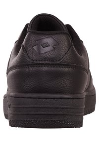 Czarne skórzane trampki z teksturowanym wykończeniem, wyściółką na kostce i niskim profilem. Posiadają widoczne logo na pięcie oraz gumową podeszwę z rowkami.