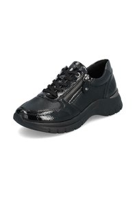 Černé sneakers s lesklým lakovaným povrchem, mají šňůrky, detail zipu na boku a texturované akcenty; flexibilní černá gumová podrážka.