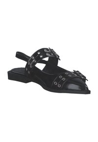 Scarpa slingback nera in vernice con design a intaglio, dettagli decorativi a occhiello, punta affusolata e tacco basso a blocco. Texture liscia.