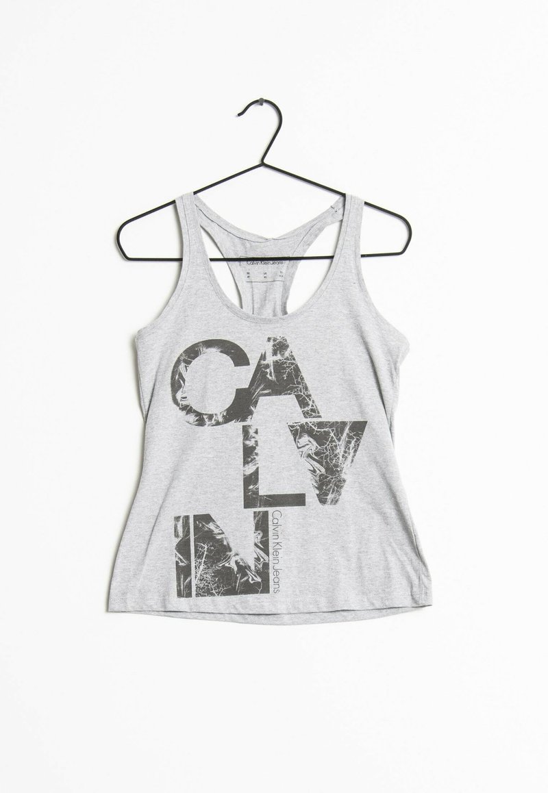 Grå ärmlös tanktopp med racerback-design, prydd med en stor svart grafik som stavar "CALVIN" och ett subtilt strukturerat mönster.