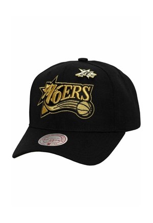 Schwarze Baseballkappe mit goldenem Philadelphia 76ers-Logo und einer kleinen goldenen 76ers-Anstecknadel auf dem Frontpanel, gebogener Schirm mit weißem und rotem Aufkleber.