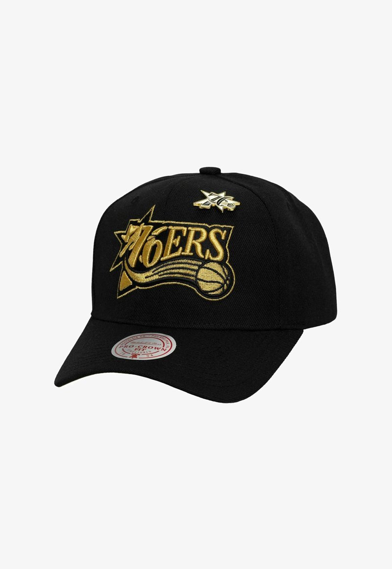 Casquette de baseball noire avec logo doré des Philadelphia 76ers et une petite épingle dorée 76ers sur le panneau avant, visière incurvée avec autocollant blanc et rouge.
