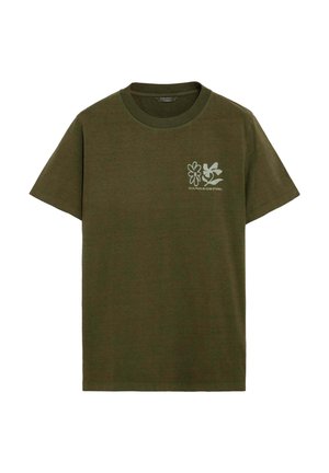 Oliwkowa bawełniana koszulka z okrągłym dekoltem i krótkimi rękawami. Ozdobiona kwiatowym wzorem na piersi.