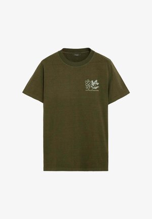 Olivengrøn T-shirt lavet af bomuld, med rund halsudskæring og korte ærmer. Dekoreret med et blomstermotiv på brystet.