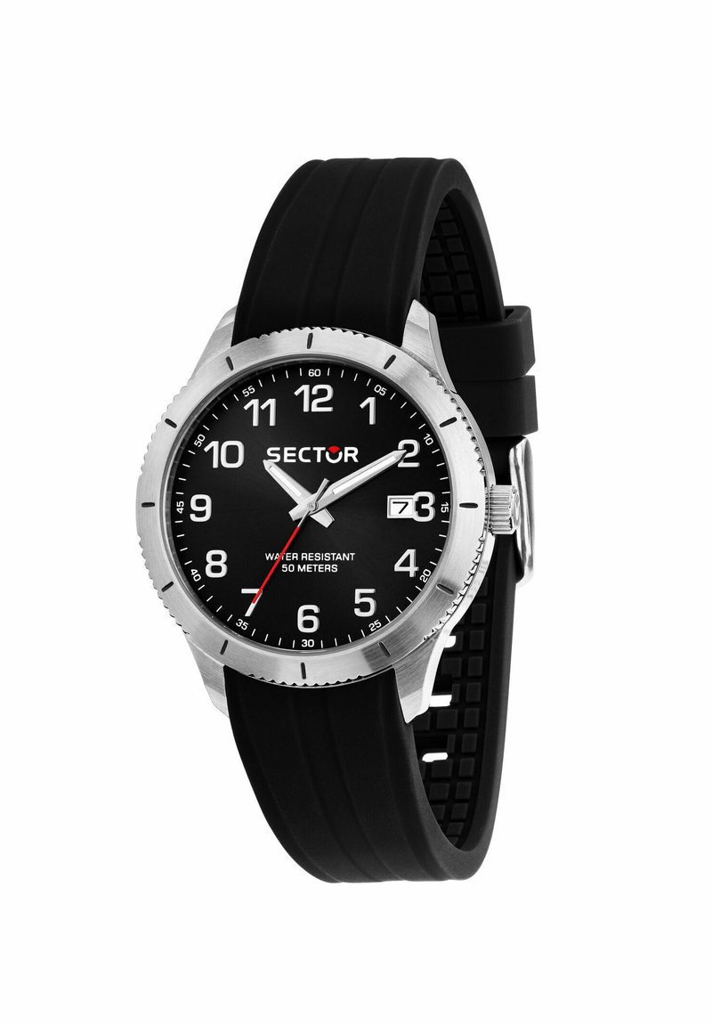 Orologio con cinturino in gomma nera, cassa in acciaio inossidabile, quadrante nero, grandi numeri bianchi e dettagli rossi. Impermeabile fino a 50 metri.