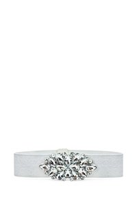 Cintura elastica bianca con un grande cluster centrale di strass trasparenti a forma di goccia e taglio rotondo che formano un motivo floreale.