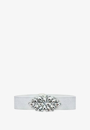 Cintura elastica bianca con un grande cluster centrale di strass trasparenti a forma di goccia e taglio rotondo che formano un motivo floreale.