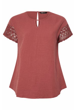 Roodbruine blouse met korte mouwen en kanten mouwen, gestructureerde stof, ronde hals met een klein sleutelgat aan de voorkant en knooplus aan de achterkant.