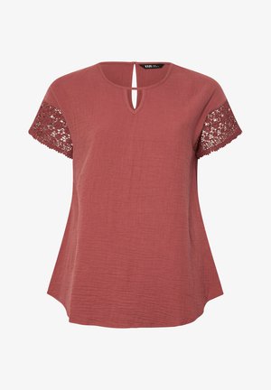 Roodbruine blouse met korte mouwen en kanten mouwen, gestructureerde stof, ronde hals met een klein sleutelgat aan de voorkant en knooplus aan de achterkant.