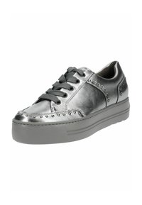 Sneaker argentato metallizzato con lacci grigi, punta rotonda, decorato con piccole borchie rotonde lungo la parte superiore e una suola in gomma testurizzata.