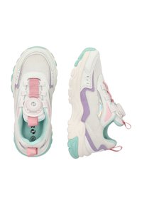 Weiße Mesh-Sneaker mit pastellfarbenen Akzenten in Rosa und Lila. Sie verfügen über einen runden Toggle zum Schnüren, eine strukturierte Sohle und einen gepolsterten Kragen.