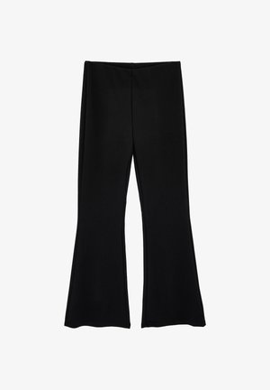 Czarne spodnie z wysokim stanem, rozszerzane ku dołowi, z gładkim pasem i lekko teksturowaną tkaniną, ułożone płasko na białym tle.