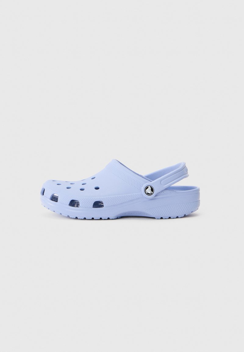 Svijetloplavi slip-on klog s ventilacijskim otvorima, rotirajućom remenom za petu, teksturiranom potplatom i kružnim logotipom na dugmetu remena.