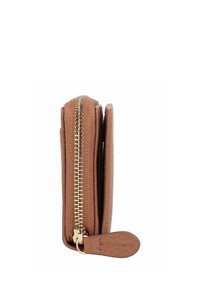 Portafoglio in pelle marrone con una finitura testurizzata, cerniera dorata e un'etichetta, caratterizzato da una forma compatta e rettangolare.