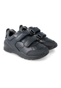 Scarpe sportive nere con una parte superiore in sintetico liscio, due cinturini regolabili in velcro, dettagli testurizzati e una suola ammortizzata.