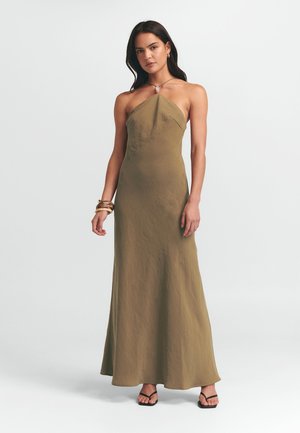 Oliven grøn, ærmeløs maxi-kjole med halterneck-design; lavet af letvægtsstof med en svømmede silhuet og subtil tekstur.