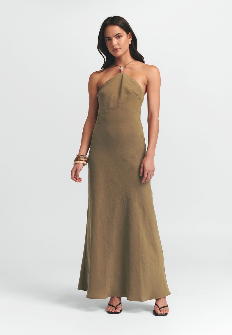 Olijfgroene, mouwloze maxi-jurk met een halternekontwerp; gemaakt van lichtgewicht stof met een vloeiende silhuet en subtiele textuur.