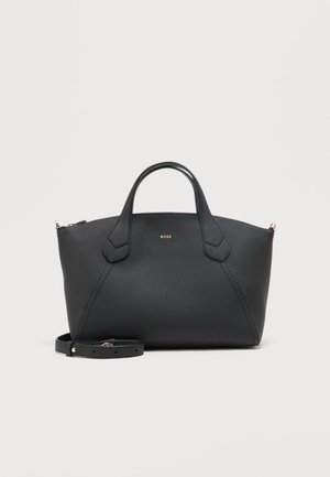 Sac à main en cuir noir avec deux poignées supérieures, une bandoulière amovible et un petit logo doré "BOSS" au centre devant.