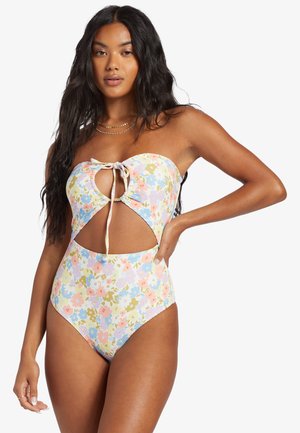 Maillot de bain une pièce multicolore avec un haut bandeau, des côtés découpés, une taille haute et un tissu texturé avec des motifs côtelés.
