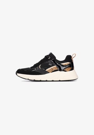 Zwarte sportieve sneaker met een bovenwerk van mesh, accenten van patentleer, een panterprint paneel en een dikke witte zool met een gestructureerde zwarte onderkant.