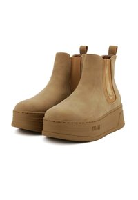 Stivali Chelsea in suede tan con piattaforma, dotati di pannelli laterali elastici e linguette per il sollevamento, con suole in gomma spessa e un logo discreto sul lato esterno.