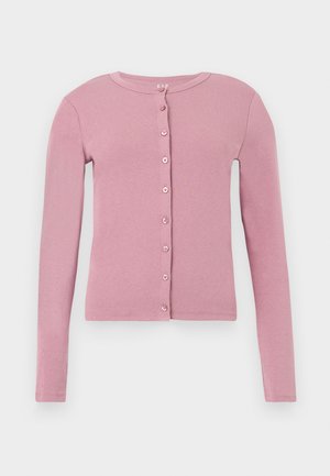 Cardigan rose clair à manches longues avec boutons, col rond et texture en tissu côtelé, présenté sur un fond blanc.