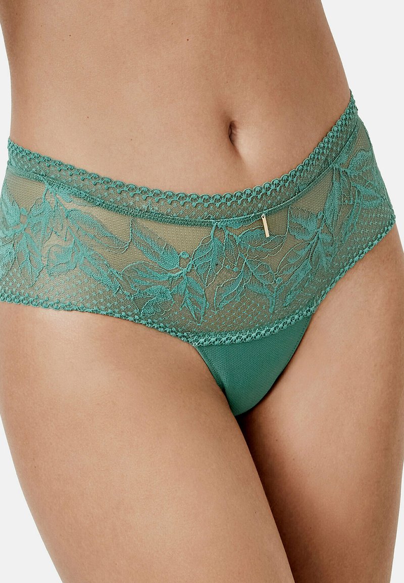 Teal kanten ondergoed met een doorschijnend bloemenpatroon, voorzien van een golvende rand en een kleine metalen accenten op de tailleband. Gevoelige afwerking.