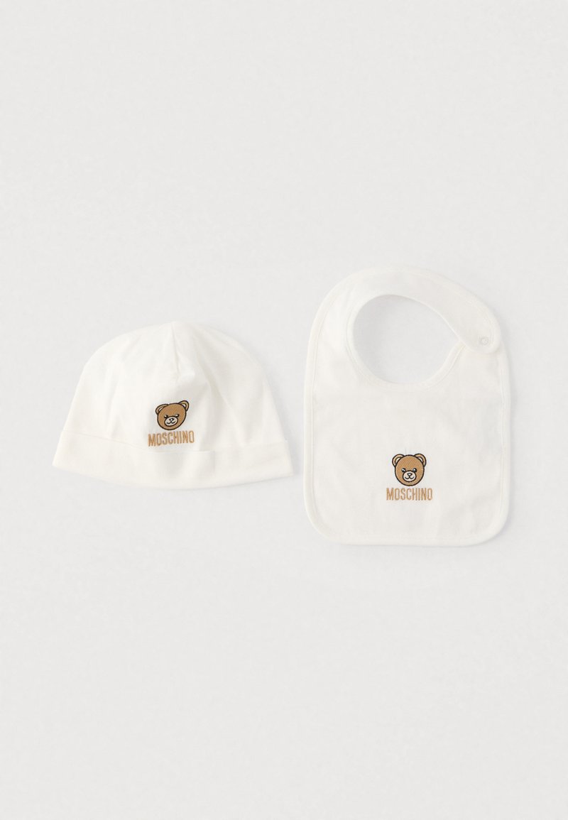Σετ λευκού βαμβακερού καπέλου και σαλιάρας για μωρό με λογότυπο καφέ αρκούδας και κέντημα "Moschino". Μαλακή υφή με μινιμαλιστικό σχεδιασμό.