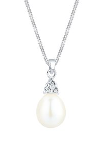 Silberne Halskette mit einem ovalen, weißen Perlenanhänger und einem dekorativen silbernen Akzent darüber. Die Kette ist kunstvoll geflochten.