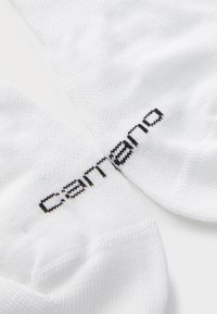 Fehér zoknik texturált mintával, egy fekete "carreno" logó hímzéssel az egyik oldalon. Puha, rugalmas anyagból készült.