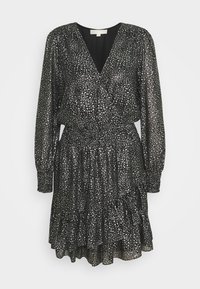 Robe noire à manches longues, col en V et ourlet à volants à étages. Couvert de motifs d'étoiles argentées, mettant en valeur un tissu brillant et texturé.