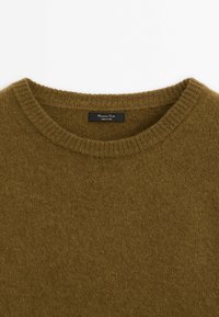 Pull en laine vert olive à col rond avec col côtelé et étiquette de marque visible à l'intérieur du col indiquant "Massimo Dutti".
