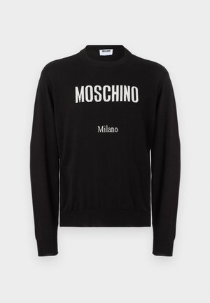 Czarny sweter z długim rękawem i okrągłym dekoltem z białym napisem "MOSCHINO" oraz mniejszym napisem "Milano" na przodzie.