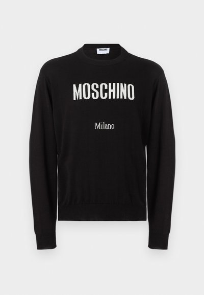 Pull noir à manches longues avec col rond, avec le texte blanc "MOSCHINO" et un plus petit "Milano" sur le devant.