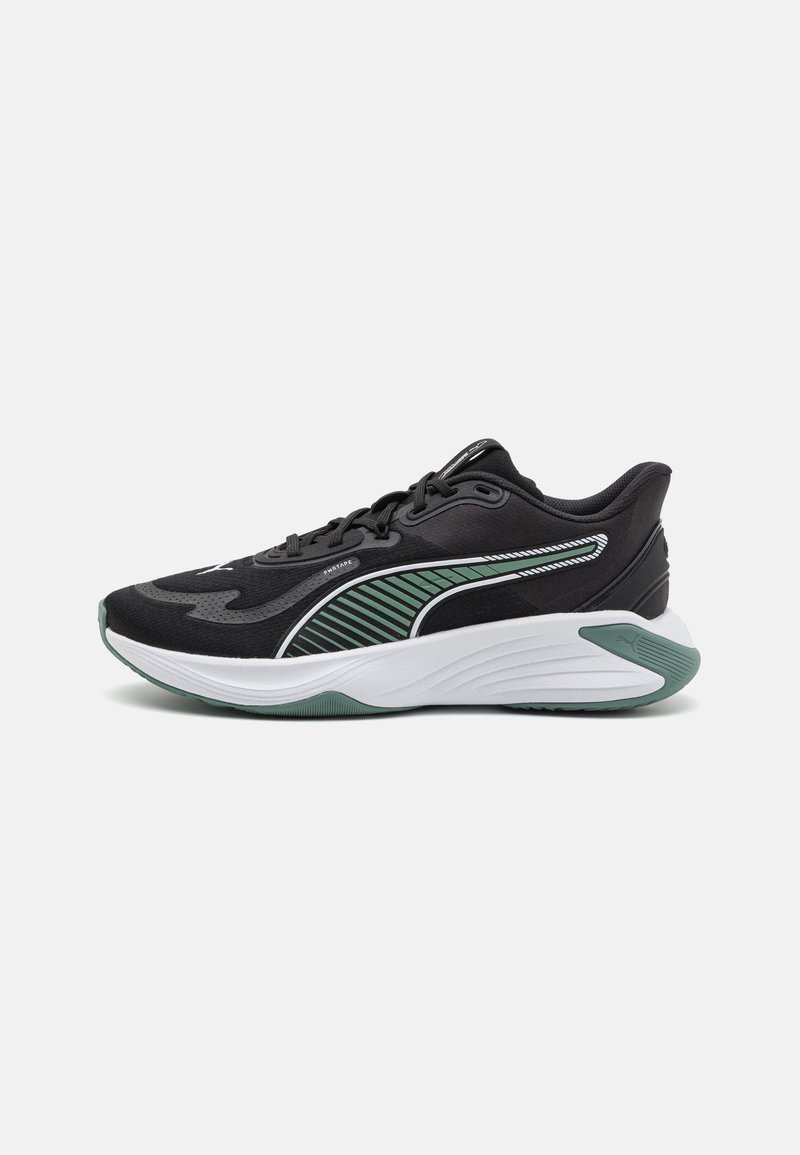 Baskets de sport noires avec des accents verts, un dessus en tissu texturé, un col rembourré et une semelle intermédiaire blanche rembourrée. Dotées d'une semelle extérieure en caoutchouc.