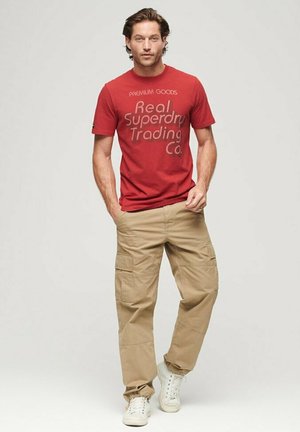 TRADE SCRIPT GRAPHIC  - Print T-shirt - risk red