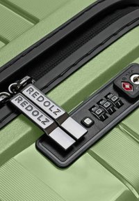 Valigia rigida verde con lucchetto a combinazione doppia e zip nere etichettate "REDOLZ."