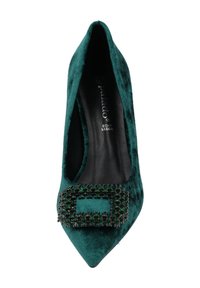 Zapatos de tacón alto de terciopelo verde con puntera puntiaguda, decorados con una hebilla cuadrada en metal negro adornada con piedras preciosas verdes. Forro de cuero negro.