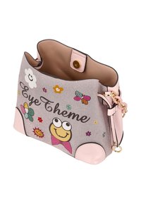 Bolso de color rosa claro con cuerpo gris brillante, con detalles coloridos de flores y dibujos animados, cierre interior y correa desmontable.