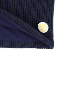 Navyblauwe gebreide sjaal met een zachte fleece voering, met een rond geel geborduurd logo op een witte achtergrond.
